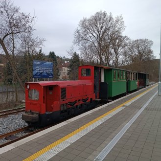 Vlak čekající na cestující v Zastávce u Brna